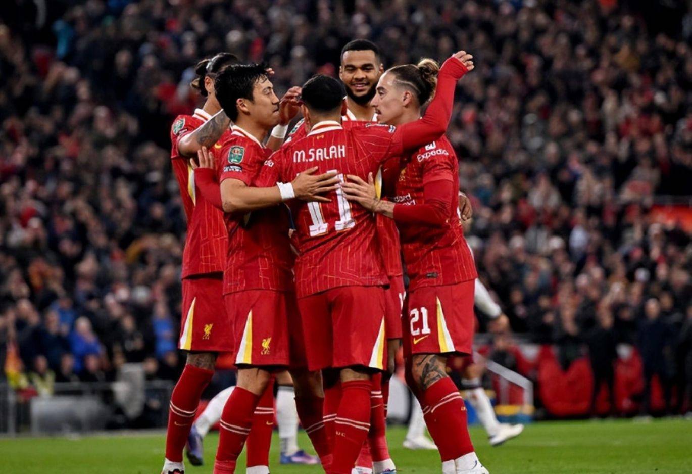 开云体育-欧冠决赛即将开始，豪门球队齐聚