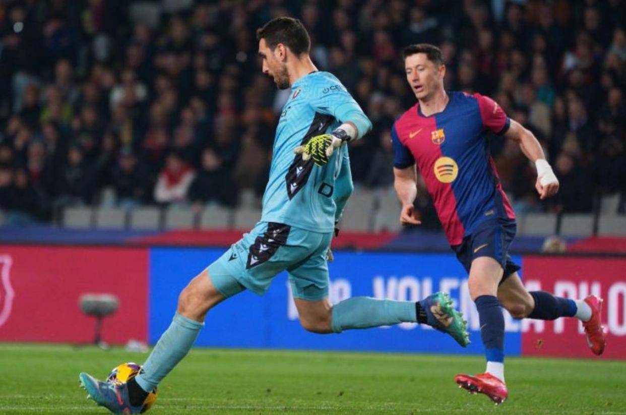 开云APP-比赛中球队连续遭遇对手反击，陷入困境