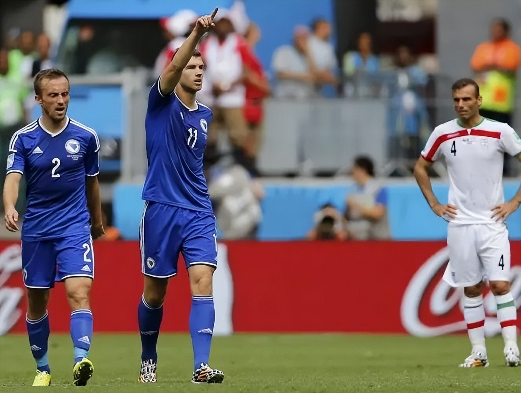 开云体育官网-欧预赛争夺激烈，球员们拼尽全力为荣誉的简单介绍