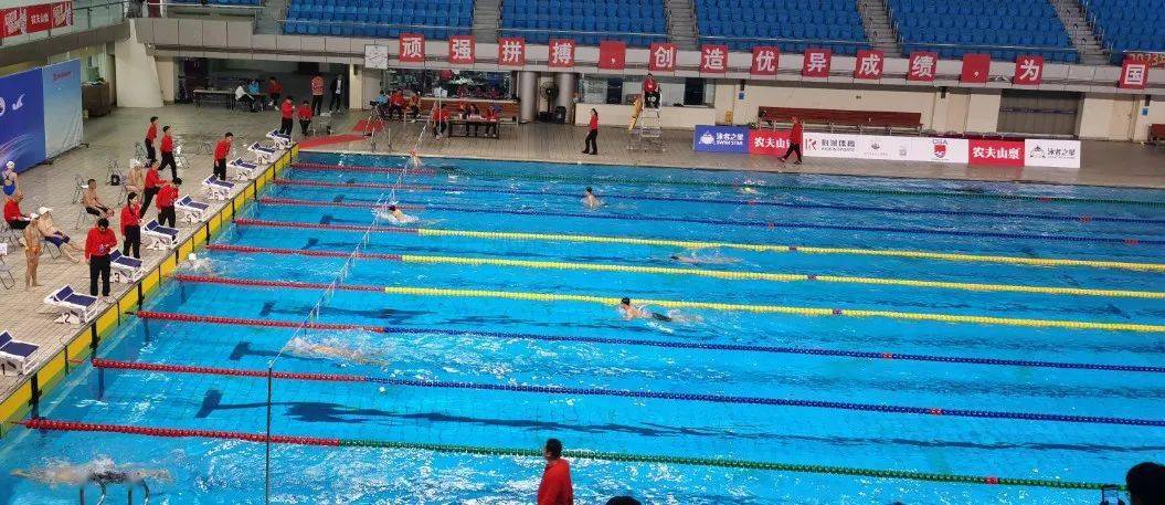 开云体育官方网站-巴拿马游泳选手夺冠，奋勇争先