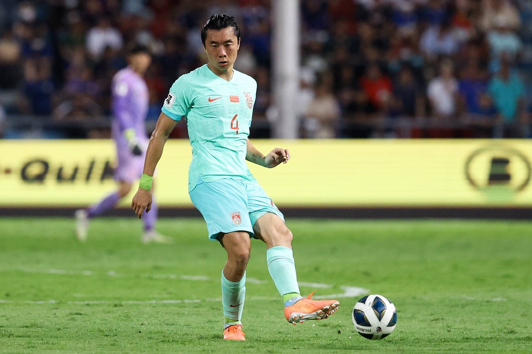 足球盛宴继续，队员拼尽全力