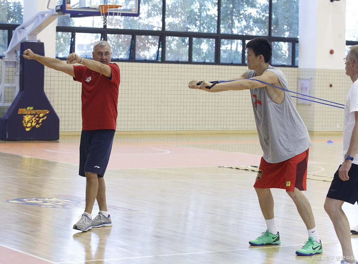 开云体育登录-甘肃男篮在比赛中展现出灵活的快攻战术，成功击败对手