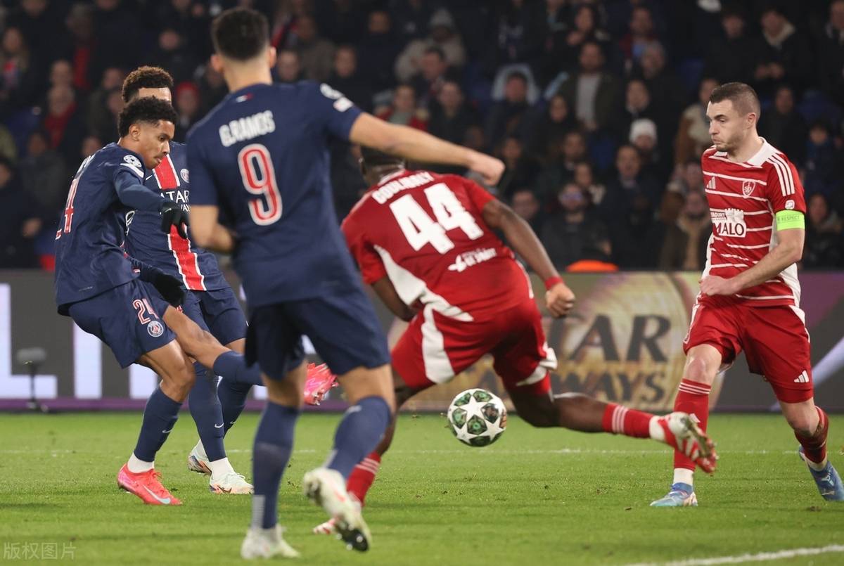 巴黎圣日耳曼门将连续扑救，稳定球队防线的简单介绍