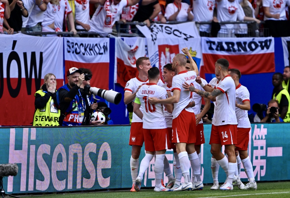 荷兰球队在最新一轮比赛中击败对手