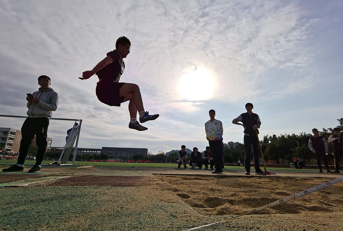 开云下载-赛场上球员们展现出拼搏精神
