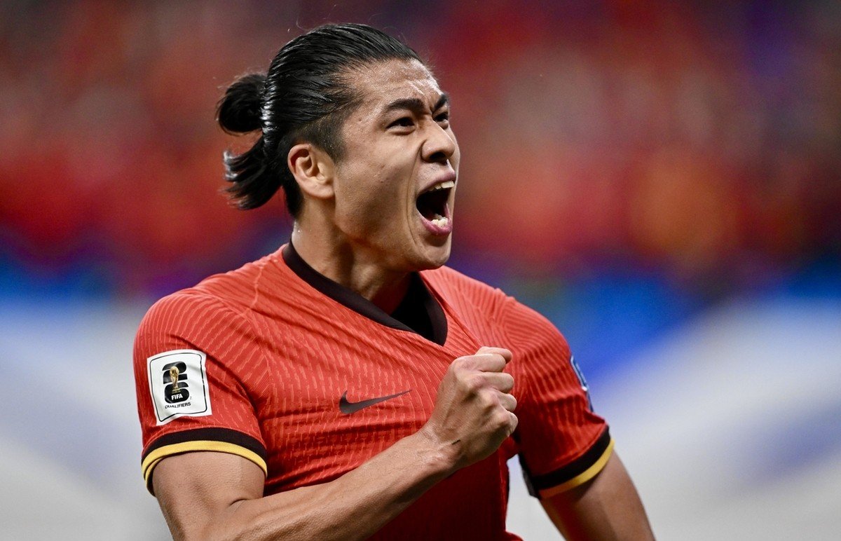 体育场上球员豪气干云，比赛暴力芒芒