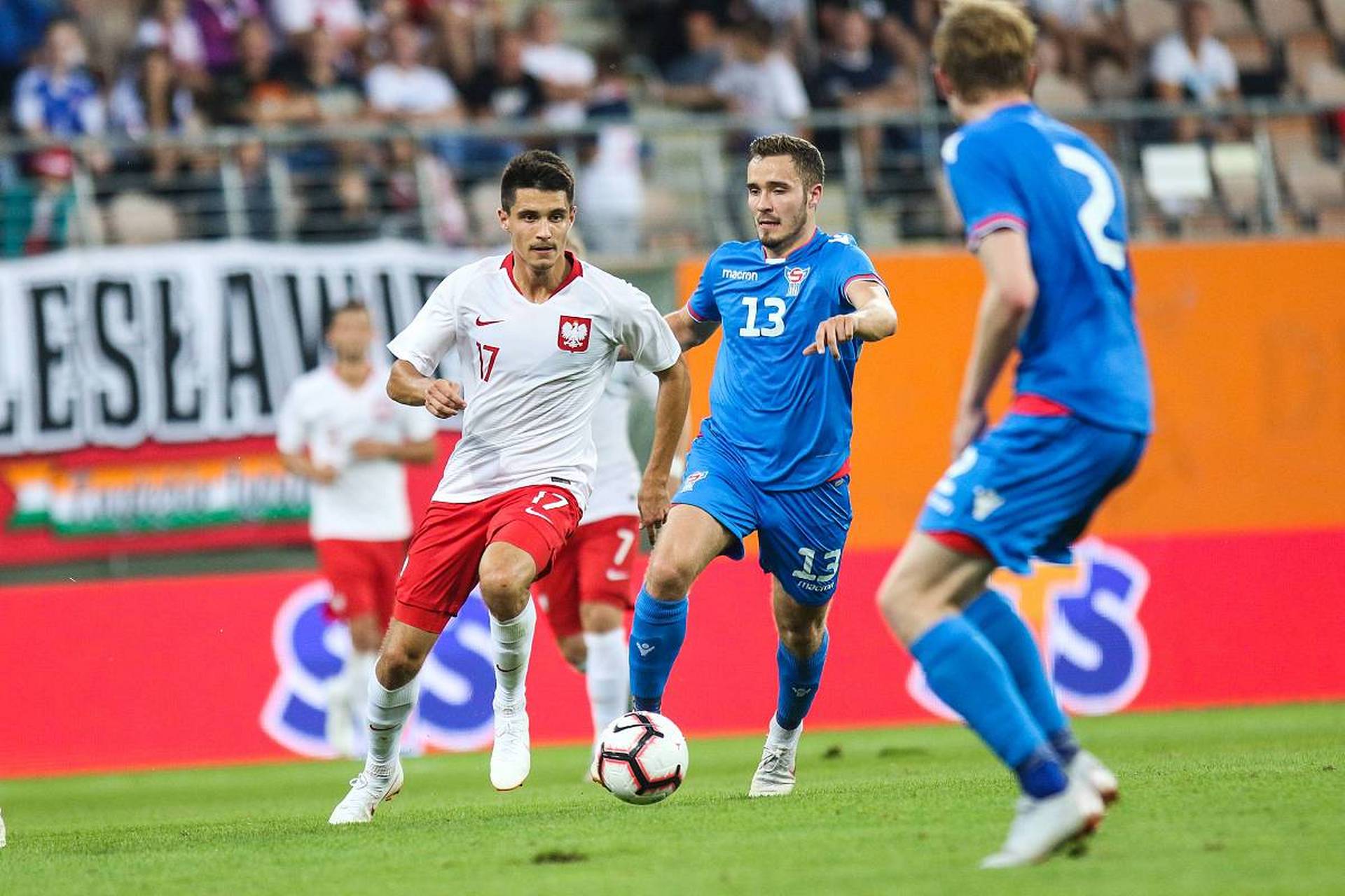 欧洲杯预选赛中一场精彩角逐尽显战术对决