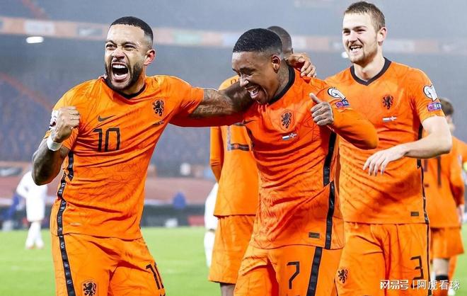 荷兰球队在比赛中展现出色配合