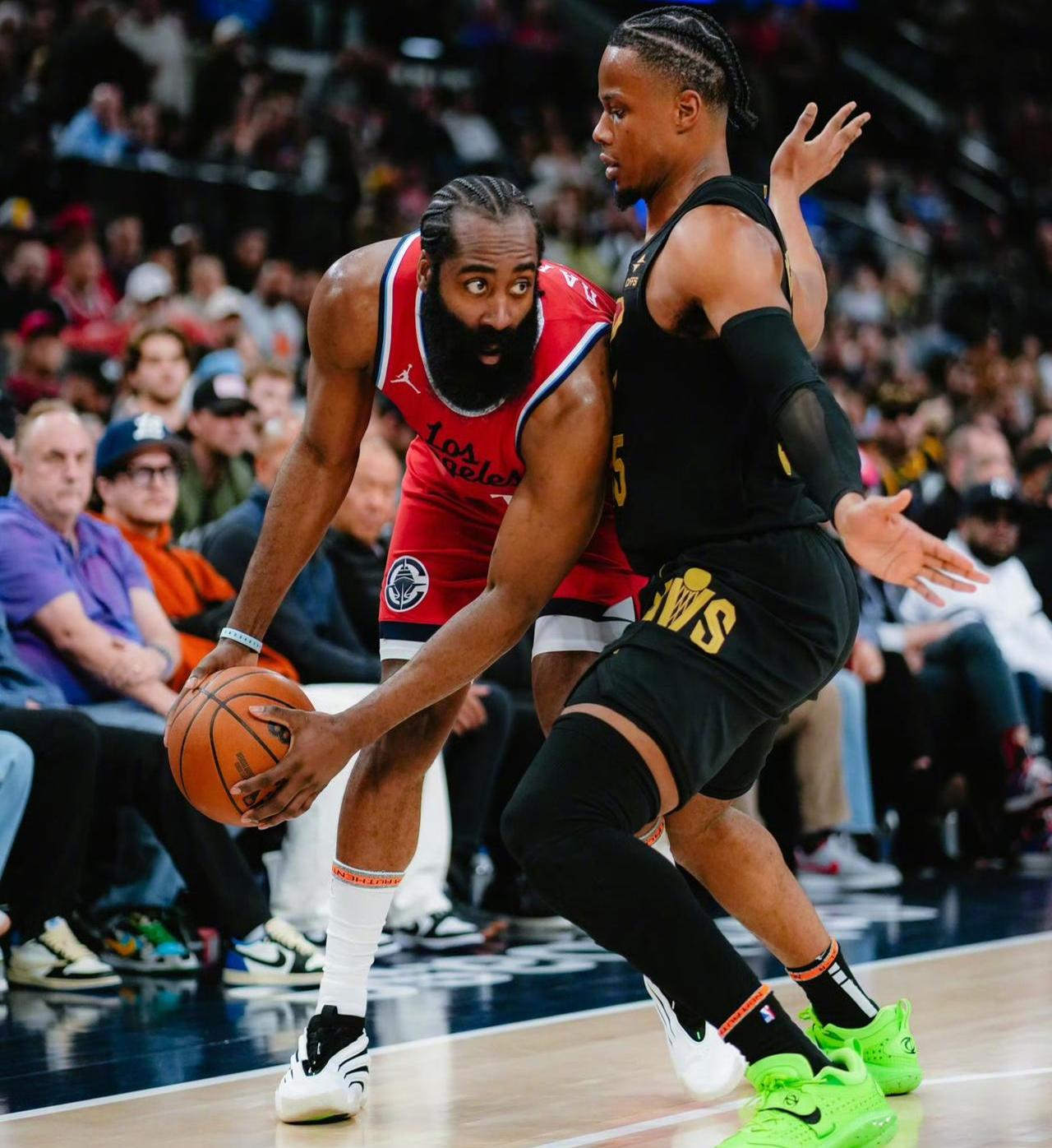 快船击败雄鹿镇定应对强大对手