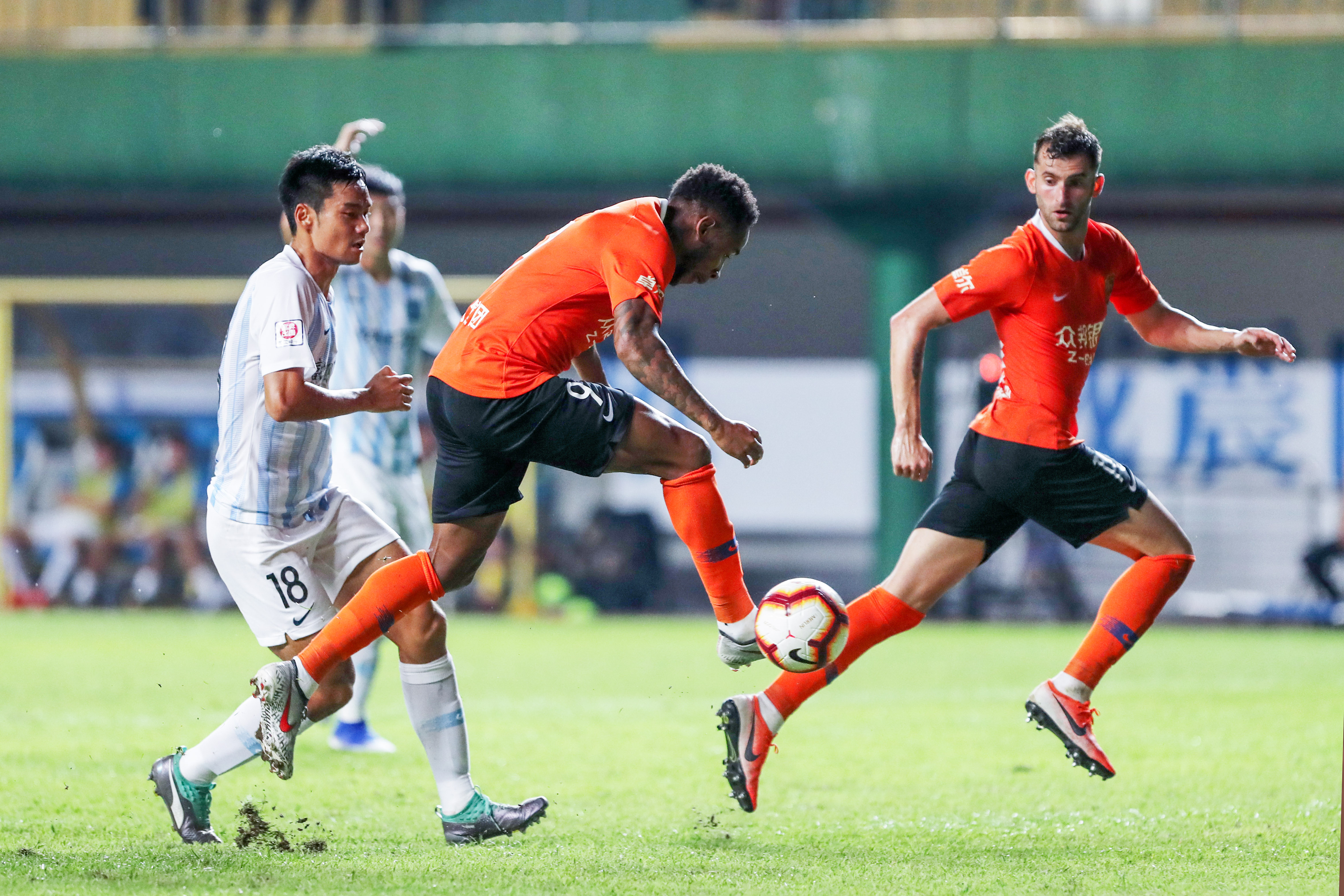 武汉卓尔遭遇富力逼平，表现不尽如人意