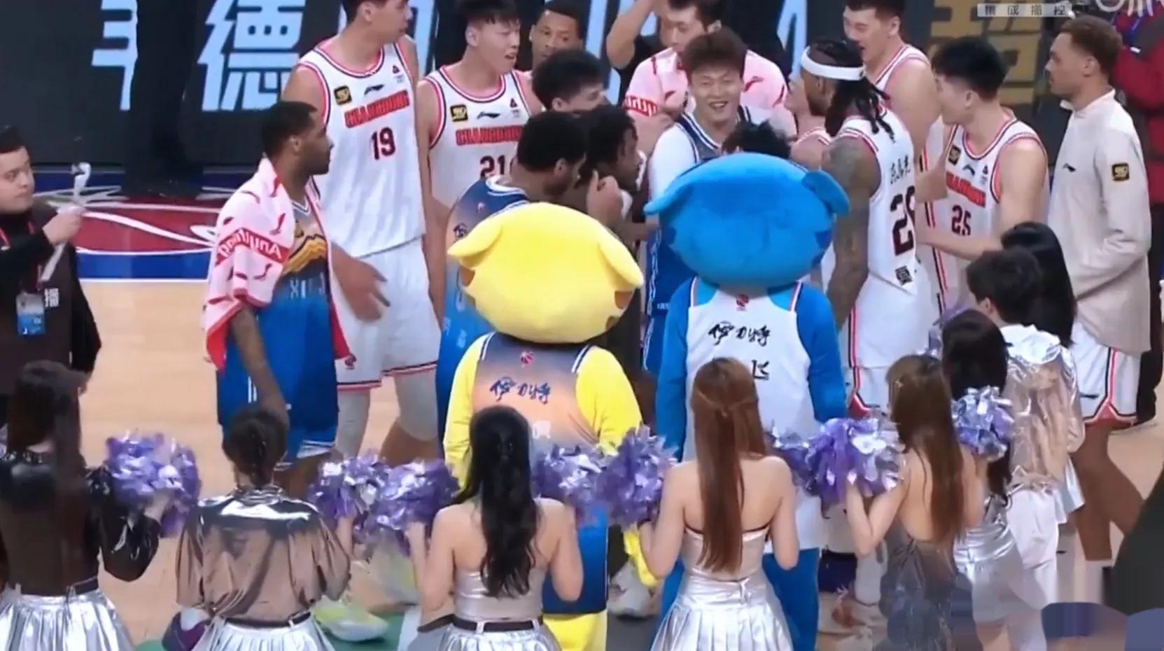 开云体育登录-阿劳波主教练及时调整战术，赢得比赛