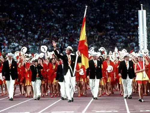 西班牙代表团面临困境，艰难披挂