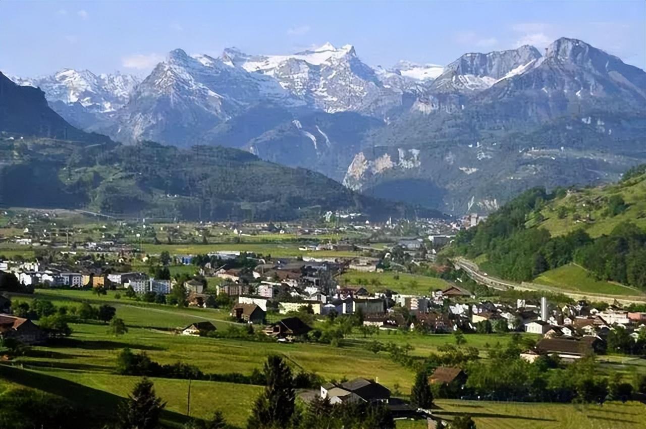 包含波兰队客场胜列支敦士登，小组领先保守的词条