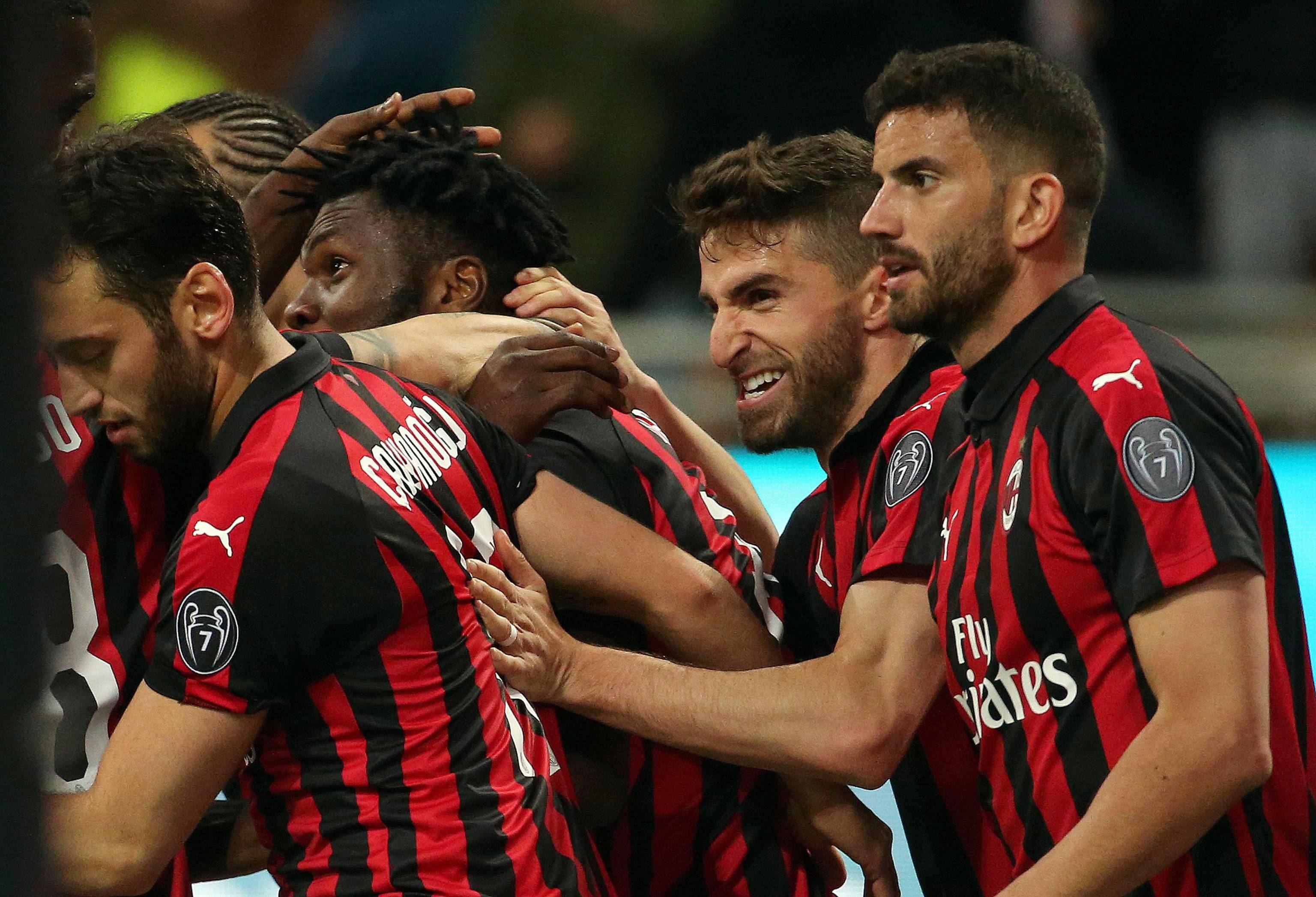 包含AC米兰主场击败萨索洛：重回胜利轨道的词条