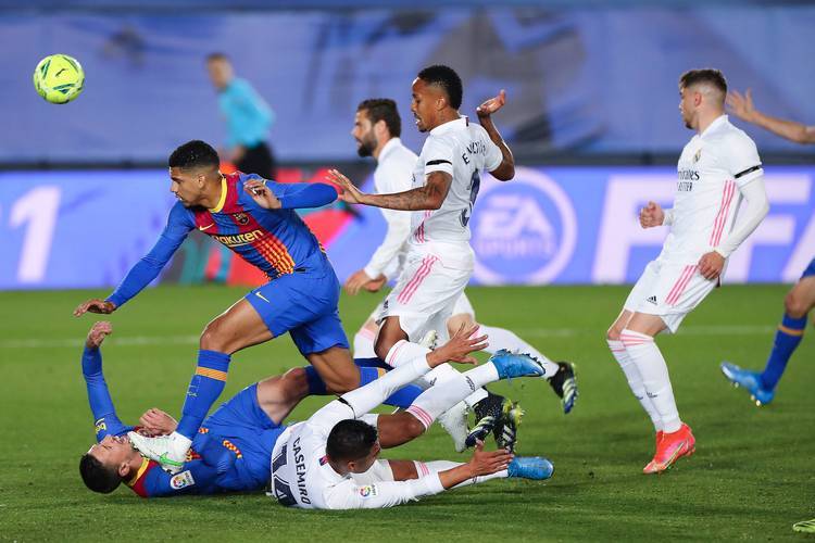 包含巴塞罗那中场连续同框：默契配合亮眼的词条