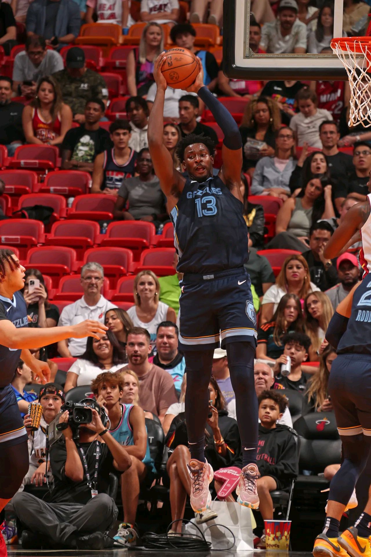 关于快船主场大胜灰熊，小南斯尤纳斯率队攻势狂潮的信息