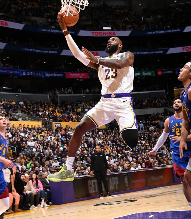 包含勒布朗-詹姆斯成为史上第四位总得分超过三万分的球员的词条