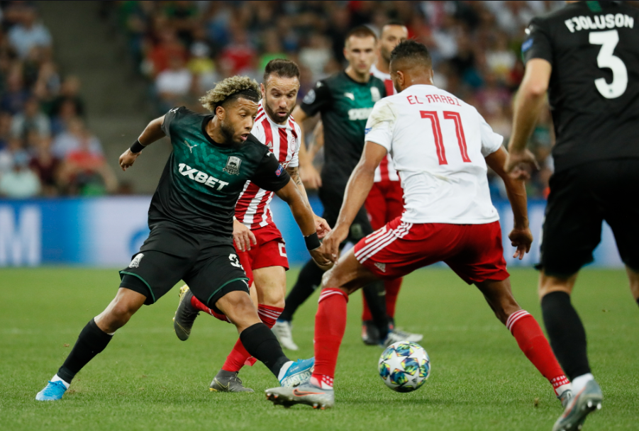 开云体育-莱斯特城主场击败伯恩茅斯，登顶积分榜，实力强劲