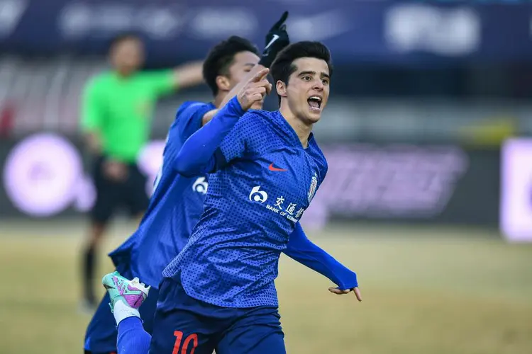 上海绿地申花客场作战，力拼全取三分的简单介绍