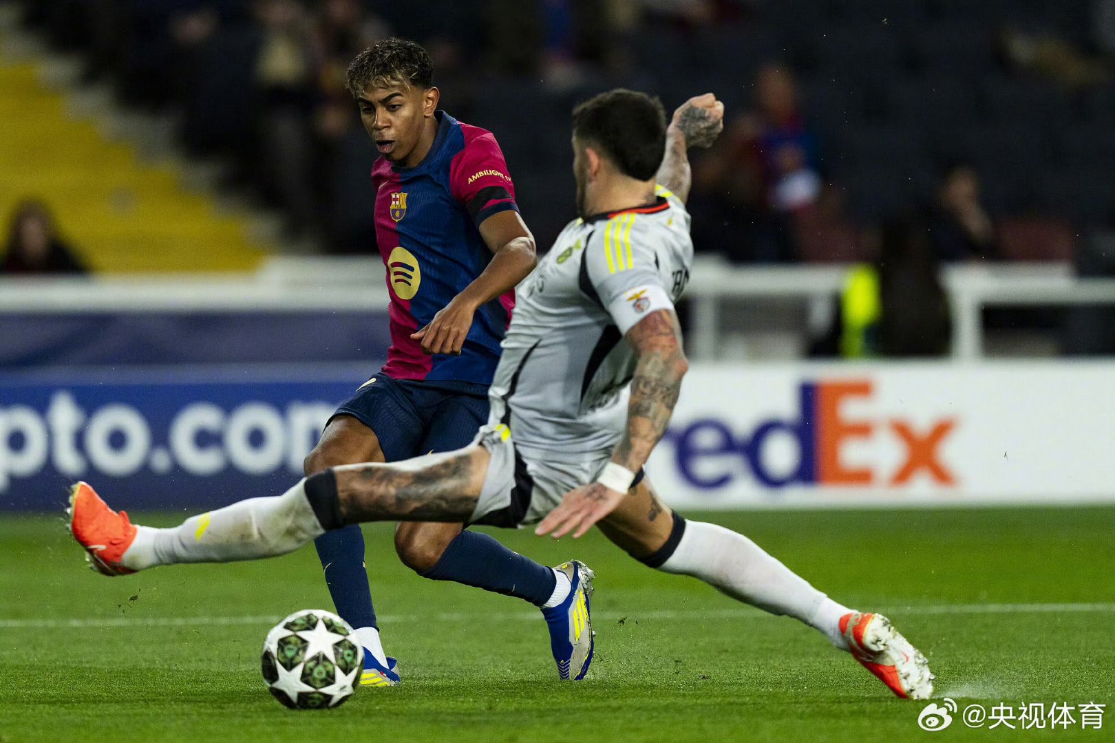 巴塞罗那队新赛季战绩不佳，球迷不满