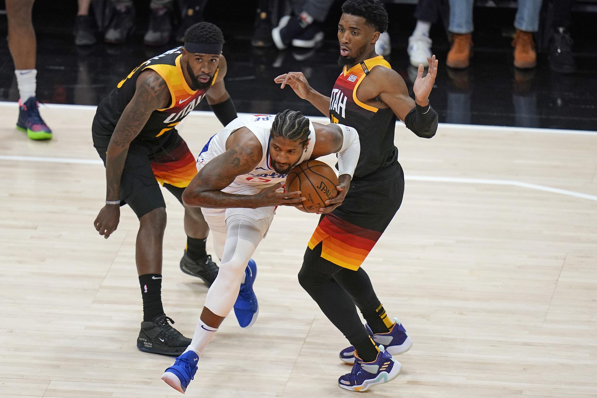 广东队横扫深圳队，保罗扛起全队