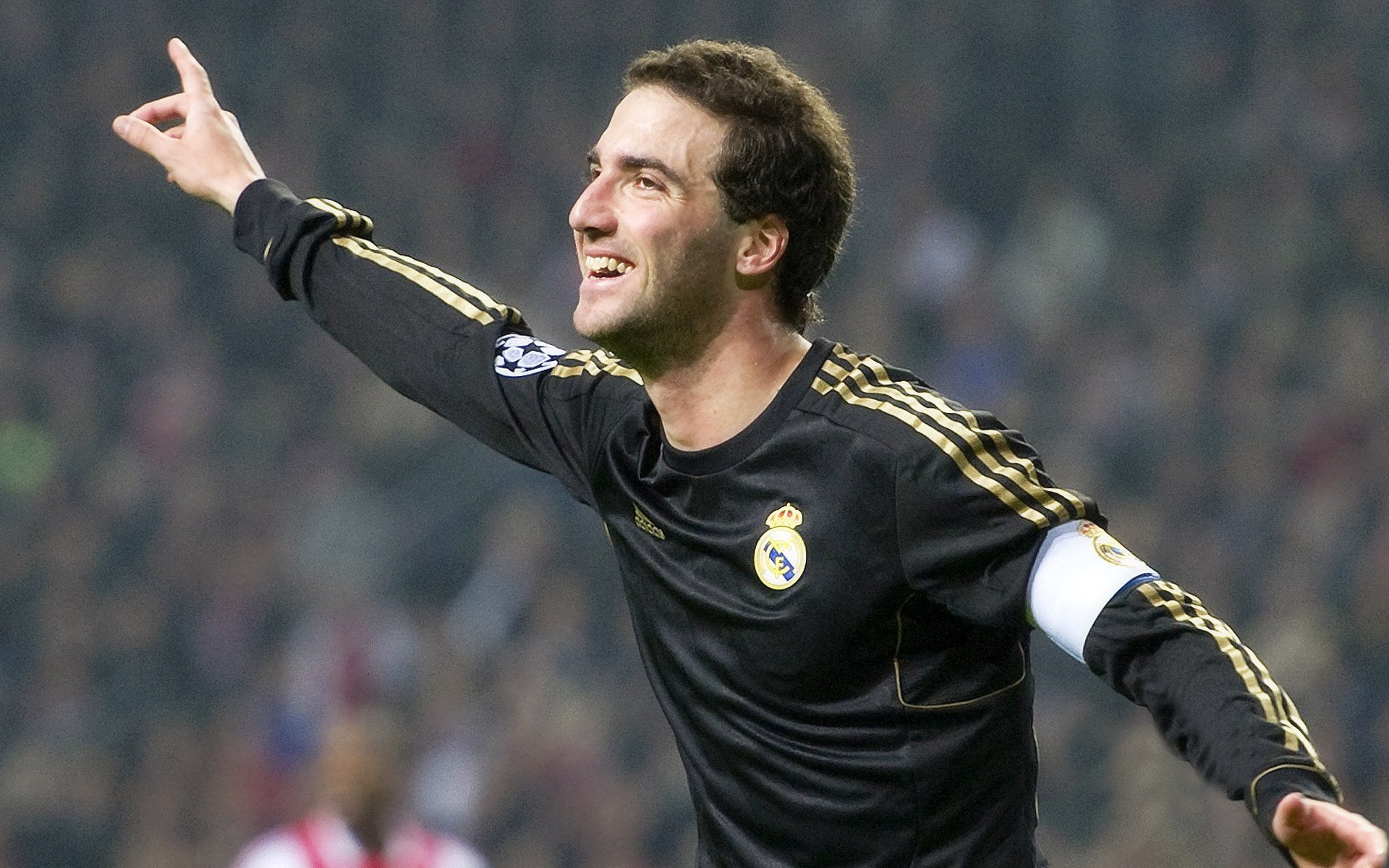 掌控时刻，当特雷·杨的鹰翼笼罩达拉斯，欧文在银箭中踩下争冠油门